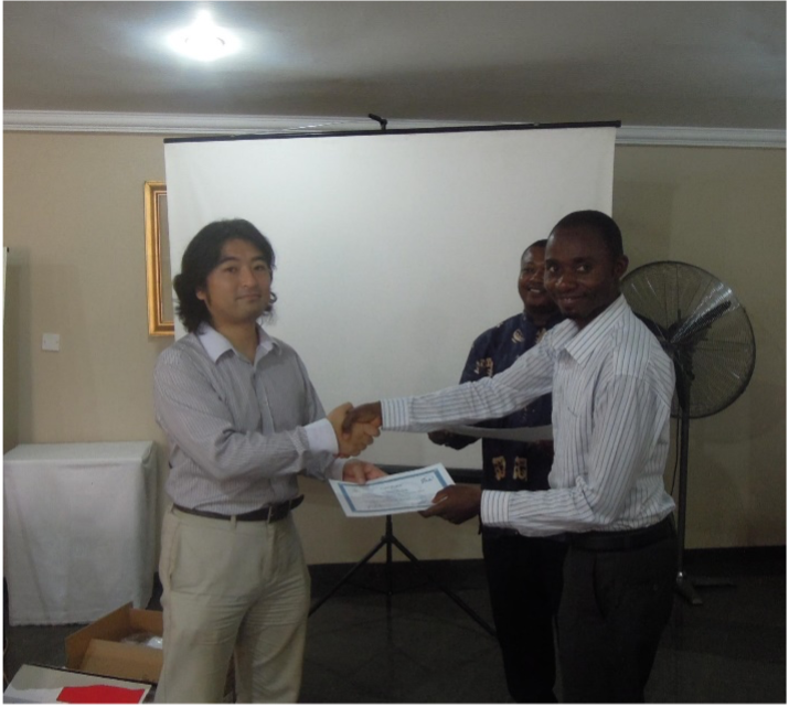 研修生に修了証を渡す（ガーナ）