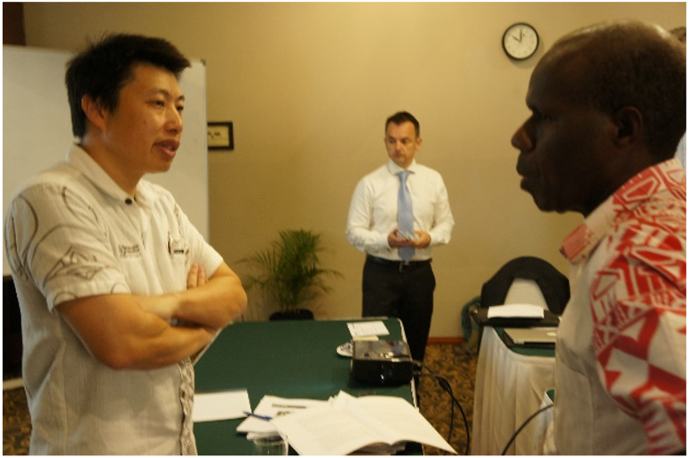 バヌアツの保健省職員と休憩時間に議論