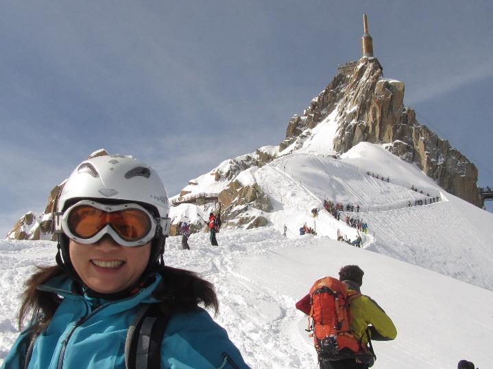 休暇はスキーを楽しむ