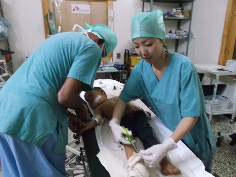 2013年シリア北部イドリブ県にある国境なき医師団の病院で、重度の熱傷患者を手当てする