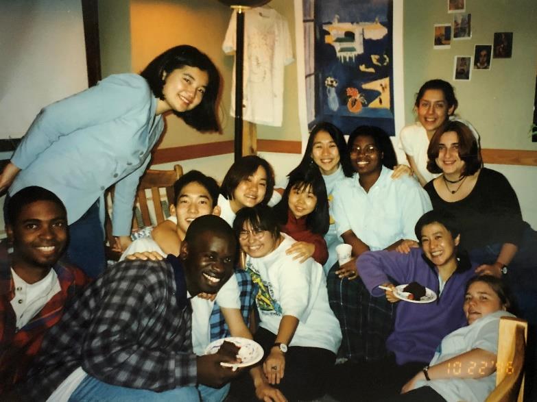 アマースト大学留学時代、寮の部屋に international student club の仲間たちを呼んでパーティー