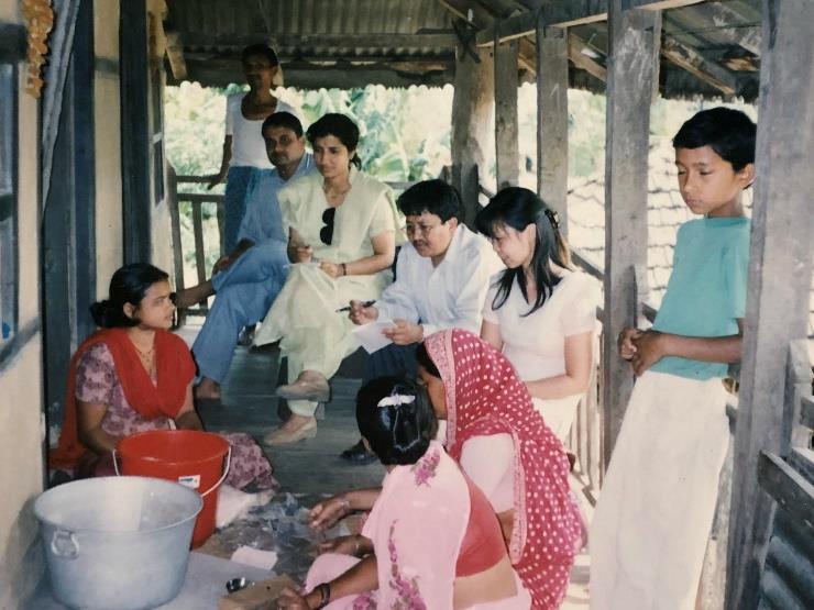 地元食材で栄養価の高い離乳食を作り配布している女性グループに話を聞く（ネパール）