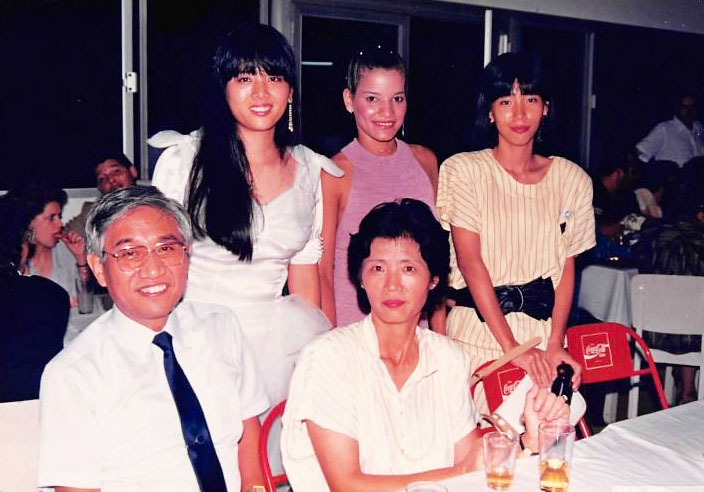 大学の卒業パーティーで家族・友人と