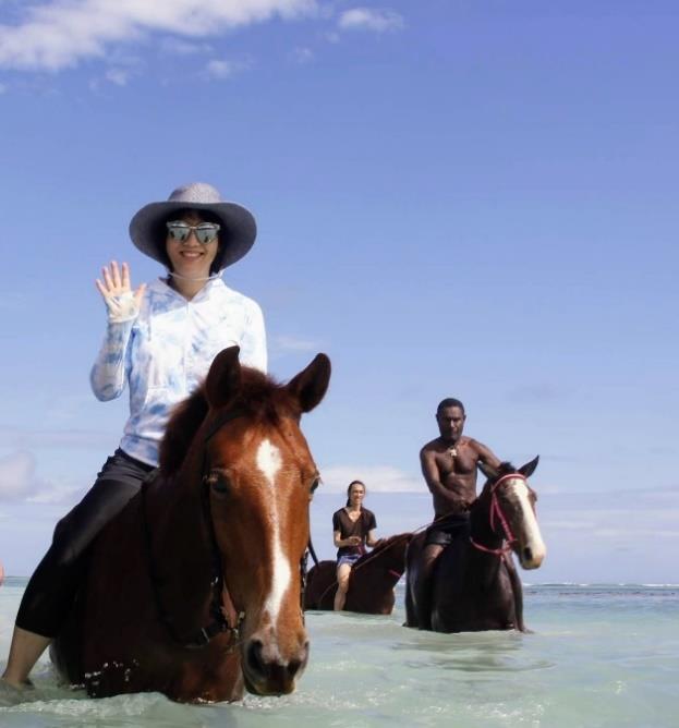 バヌアツの海で乗馬