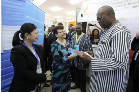 2017年、カボレ大統領に鉱山産業と子供の人権についてご説明、中央はユニセフ代表